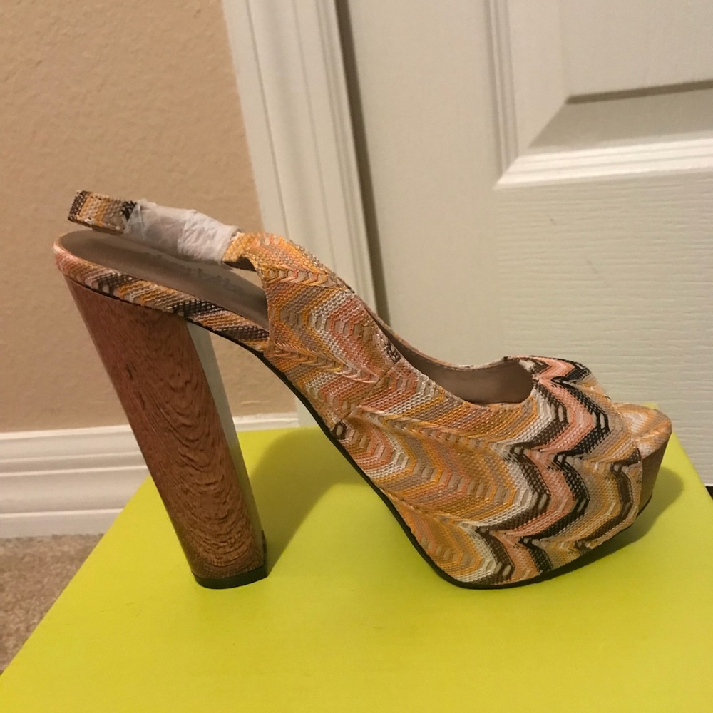 NWOT platform size 7 heels